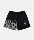 Short de sport noir 4Handle on fire gray avec motif de flammes grises texturées sur la jambe droite et logo éclair 4Handle gris et blanc sur la jambe gauche.