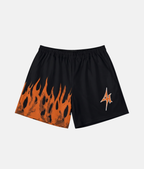 Short de sport noir 4Handle on fire orange avec motif de flammes oranges texturées sur la jambe droite et logo éclair 4Handle orange et blanc sur la jambe gauche.