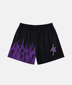 Short de sport noir 4Handle on fire purple avec motif de flammes violettes texturées sur la jambe droite et logo éclair 4Handle violet et blanc sur la jambe gauche.