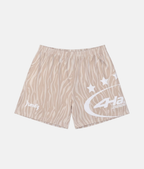 Short de sport 4Handle Sandwave avec motif zébré fluide beige sable et crème, petit logo imprimé sur la jambe droite et très grand logo ovale blanc sur le côté gauche.